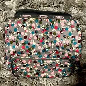 This is a lunchbox that has been used for2 years and is still in good condition